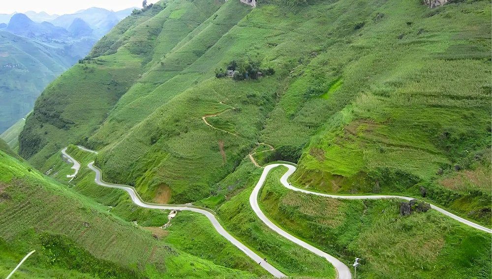 Cung đường dốc núi để lên đến cây Cô Đơn Tà Xùa